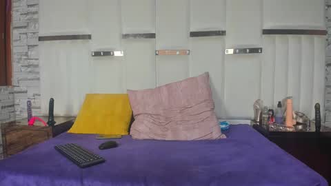 Snapshot of aura_love69 chatting on October 9, 6:37 am Monii Yi online show from October 9, 6:37 am