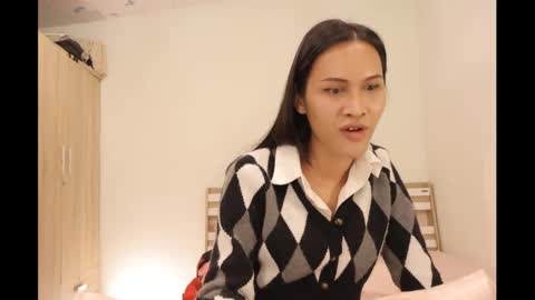 Snapshot of bee_thai chatting on February 5, 6:15 pm bee_thai online show from February 5, 6:15 pm