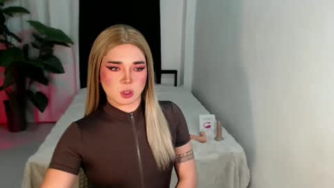 bestgirljulia online show from February 26, 8:30 am