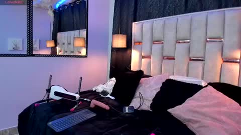 Snapshot of bitch_capelli chatting on February 11, 3:08 am .. .. online show from February 11, 3:08 am