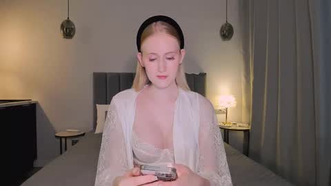 Snapshot of blondiemermaid chatting on December 13, 1:01 pm Mia online show from December 13, 1:01 pm