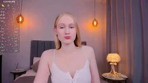 Snapshot of blondiemermaid chatting on February 9, 4:40 pm Mia online show from February 9, 4:40 pm