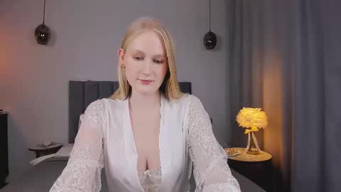 Snapshot of blondiemermaid chatting on February 22, 3:03 pm Mia online show from February 22, 3:03 pm