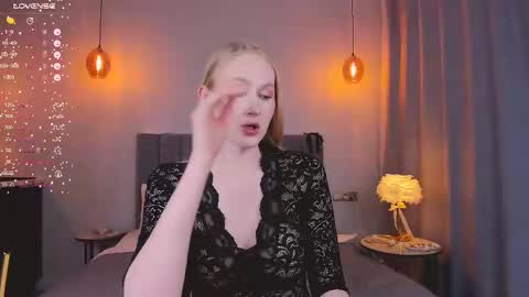 Snapshot of blondiemermaid chatting on February 28, 7:35 pm Mia online show from February 28, 7:35 pm