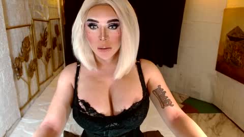 Snapshot of buena_fortuna chatting on September 22, 9:42 pm Lucienne online show from September 22, 9:42 pm