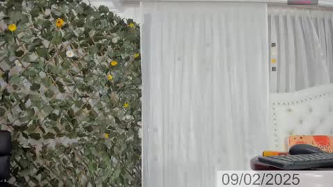 Snapshot of bunnyhots chatting on February 9, 6:01 am Angela Santini online show from February 9, 6:01 am