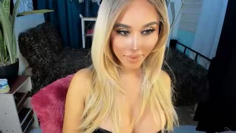 Snapshot of callmebythename_daisy chatting on September 9, 2:49 pm A STINGY MAN IS A SIGN OF UNWELLINGNESS. online show from September 9, 2:49 pm
