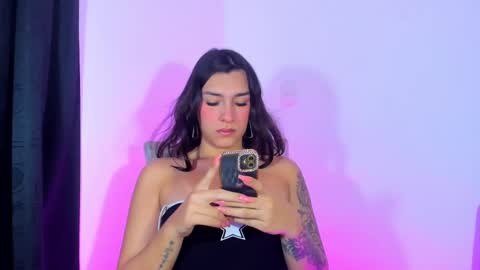Snapshot of camila_coxx chatting on December 18, 4:09 am s online show from December 18, 4:09 am