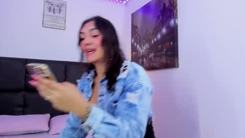 Snapshot of camila_coxx chatting on December 21, 4:52 am s online show from December 21, 4:52 am