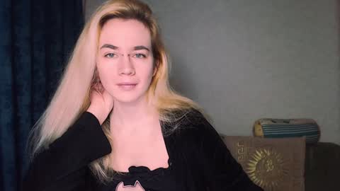 Snapshot of carinfox chatting on December 4, 5:43 am Carin online show from December 4, 5:43 am