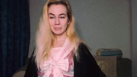 Snapshot of carinfox chatting on December 5, 5:10 am Carin online show from December 5, 5:10 am