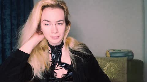 Snapshot of carinfox chatting on December 6, 4:30 am Carin online show from December 6, 4:30 am