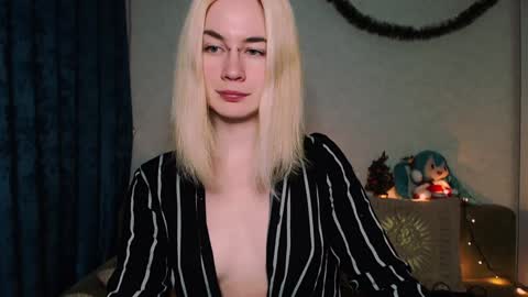 Snapshot of carinfox chatting on January 2, 6:56 pm Carin online show from January 2, 6:56 pm