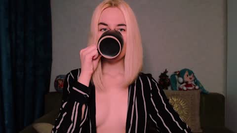Snapshot of carinfox chatting on January 19, 5:05 am Carin online show from January 19, 5:05 am