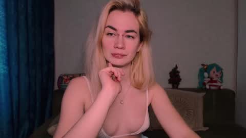 Snapshot of carinfox chatting on March 10, 5:33 am Carin online show from March 10, 5:33 am