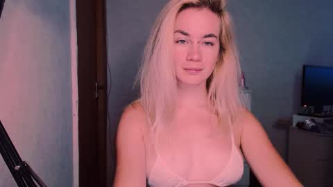 Snapshot of carinfox chatting on September 15, 5:01 am Carin online show from September 15, 5:01 am