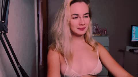 Snapshot of carinfox chatting on September 21, 8:03 pm Carin online show from September 21, 8:03 pm