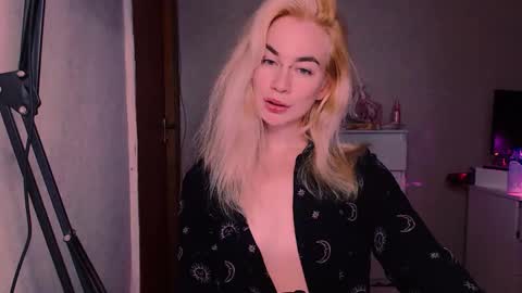 Snapshot of carinfox chatting on October 1, 7:36 pm Carin online show from October 1, 7:36 pm