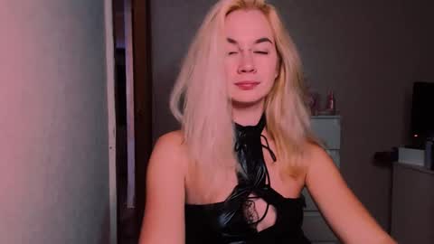 Snapshot of carinfox chatting on October 3, 7:58 pm Carin online show from October 3, 7:58 pm