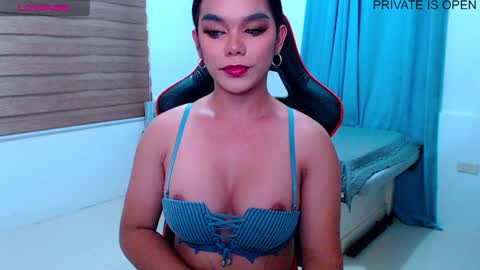 Snapshot of caroline_east chatting on December 2, 4:37 pm caroline_east online show from December 2, 4:37 pm