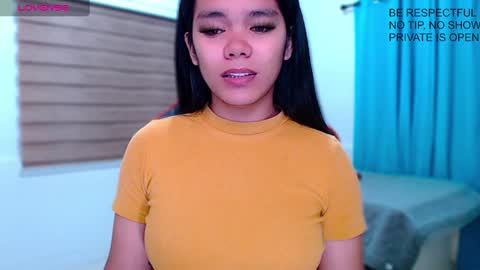 Snapshot of caroline_east chatting on December 14, 8:09 pm caroline_east online show from December 14, 8:09 pm