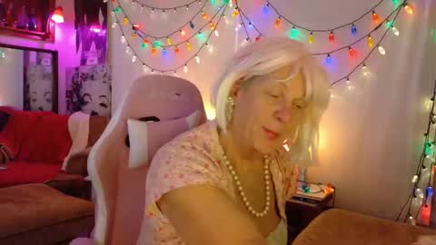 Snapshot of charli_girl chatting on December 15, 5:45 am Charli online show from December 15, 5:45 am