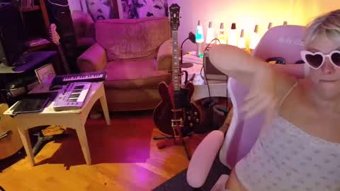 Snapshot of charli_girl chatting on January 4, 12:37 am Charli online show from January 4, 12:37 am