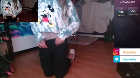 Snapshot of charlotbelucci_ chatting on February 25, 11:22 pm Ale punky online show from February 25, 11:22 pm