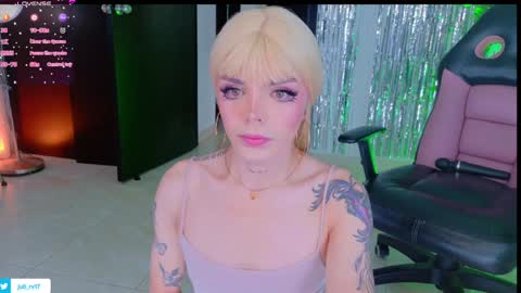 Snapshot of chris_parker01 chatting on January 31, 12:29 pm juli Instagram july rv17 - Twitter juli rv17 online show from January 31, 12:29 pm
