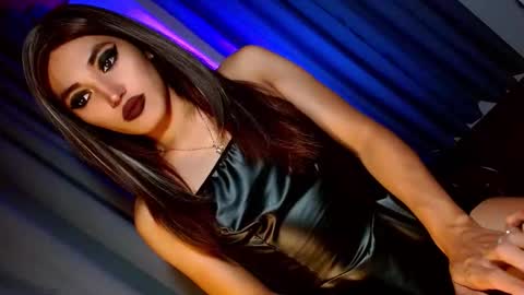 Snapshot of creamycum_celinexxx chatting on December 17, 4:43 pm Celine online show from December 17, 4:43 pm