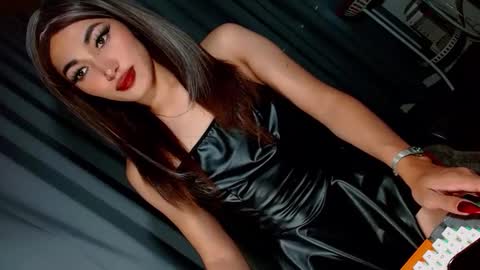 Snapshot of creamycum_celinexxx chatting on January 19, 2:36 am Celine online show from January 19, 2:36 am