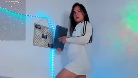 Cute horny1 online show from March 11, 6:00 am