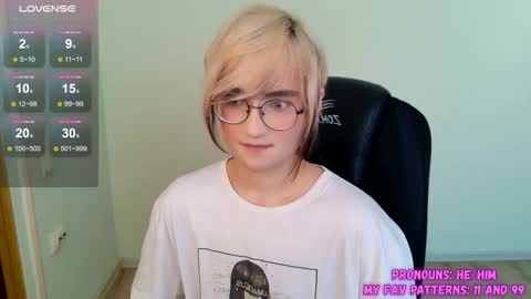 Snapshot of cute_yuki_kun chatting on October 3, 8:36 am the goal is 50 thumbs up online show from October 3, 8:36 am