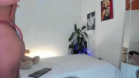Snapshot of danii_jimenez chatting on January 20, 10:04 pm Daniela online show from January 20, 10:04 pm