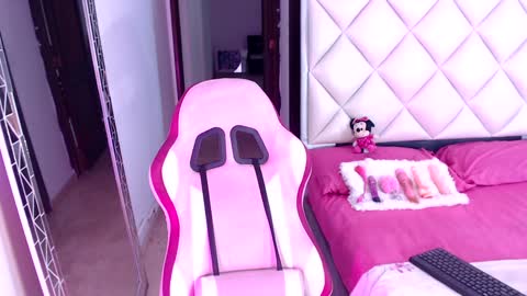 Snapshot of dannadoll69 chatting on December 6, 12:00 pm Dannamunoz130 online show from December 6, 12:00 pm
