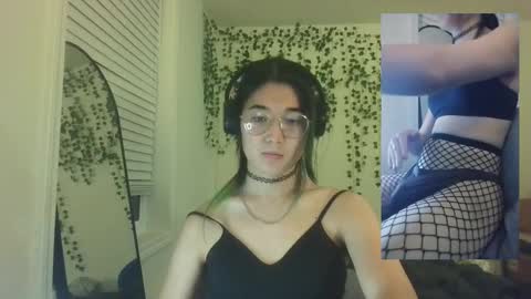 deciduousdoll online show from September 14, 5:45 am