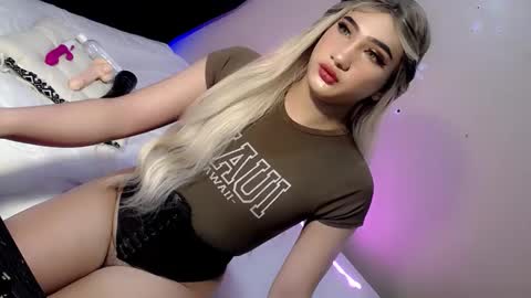 Snapshot of deluxetgirl69 chatting on December 10, 1:03 am Chesca online show from December 10, 1:03 am