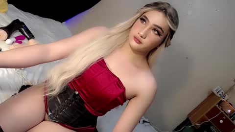 Snapshot of deluxetgirl69 chatting on December 28, 8:37 am Chesca online show from December 28, 8:37 am