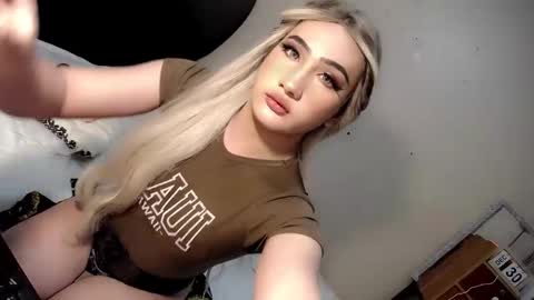 Snapshot of deluxetgirl69 chatting on December 31, 12:32 am Chesca online show from December 31, 12:32 am