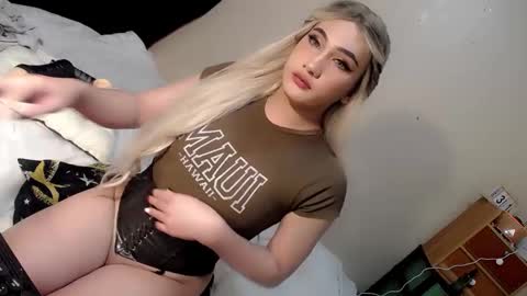 Snapshot of deluxetgirl69 chatting on January 1, 11:16 am Chesca online show from January 1, 11:16 am