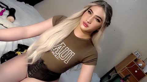 Snapshot of deluxetgirl69 chatting on January 2, 2:35 pm Chesca online show from January 2, 2:35 pm