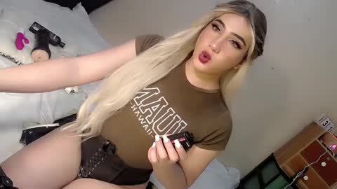 Snapshot of deluxetgirl69 chatting on January 4, 6:41 am Chesca online show from January 4, 6:41 am