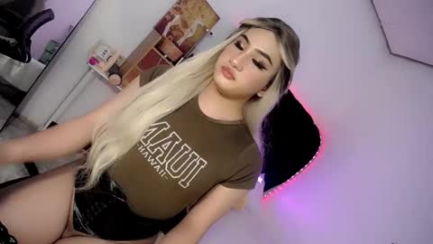 Snapshot of deluxetgirl69 chatting on January 8, 2:14 am Chesca online show from January 8, 2:14 am
