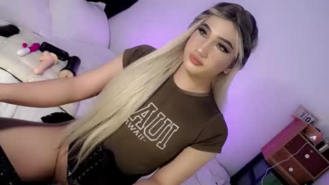 Snapshot of deluxetgirl69 chatting on January 14, 7:11 pm Chesca online show from January 14, 7:11 pm