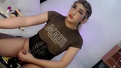 Snapshot of deluxetgirl69 chatting on January 30, 9:36 pm Chesca online show from January 30, 9:36 pm