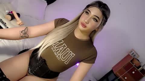 Snapshot of deluxetgirl69 chatting on February 16, 1:27 pm Chesca online show from February 16, 1:27 pm