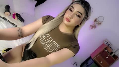 Snapshot of deluxetgirl69 chatting on February 24, 3:42 pm Chesca online show from February 24, 3:42 pm