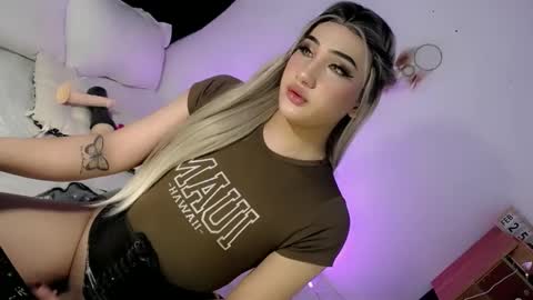Snapshot of deluxetgirl69 chatting on March 4, 3:11 am Chesca online show from March 4, 3:11 am