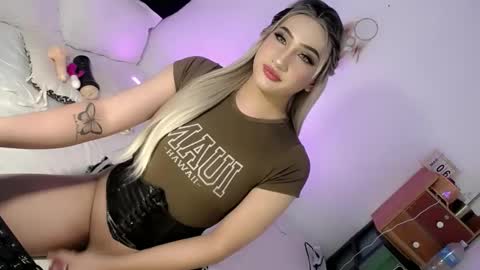 Snapshot of deluxetgirl69 chatting on March 8, 4:17 pm Chesca online show from March 8, 4:17 pm