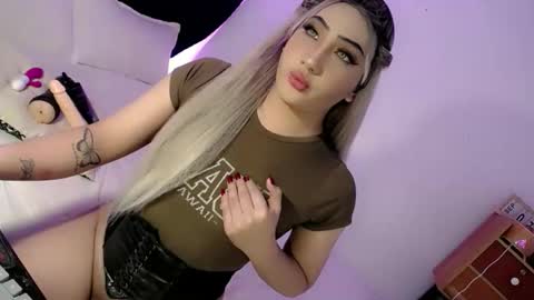 Snapshot of deluxetgirl69 chatting on September 9, 8:51 pm Chesca online show from September 9, 8:51 pm